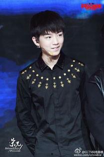 王俊凯鸡凸的照片,时尚感十足